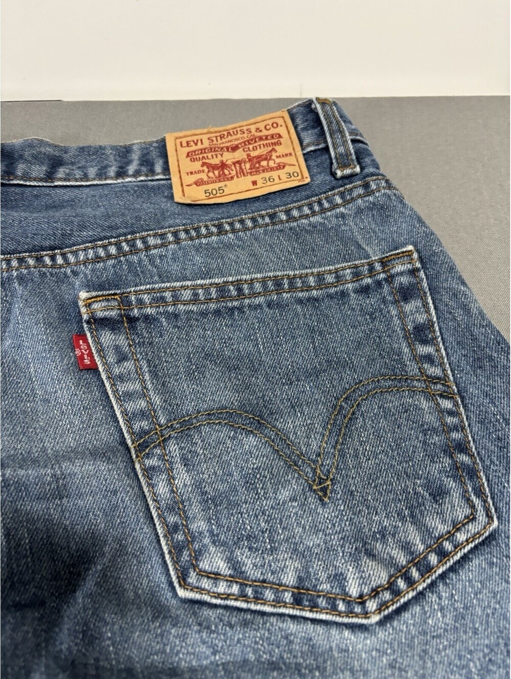 Levi's Jeans Mens Size 36x30 Blue 505 Regular Fit Straight Leg Medium Wash Denim - Picture 14 of 15